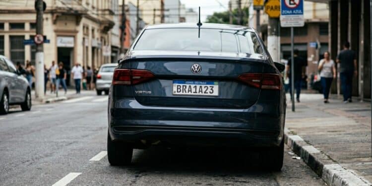 Nova lei pode obrigar a troca de todas as placas de veículos nos carros do Brasil