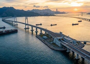 Com investimento de mais de R$ 100 bilhões, China constrói a maior ponte-túnel do mundo com 55 km sobre o mar e túnel submarino de 6,7 km