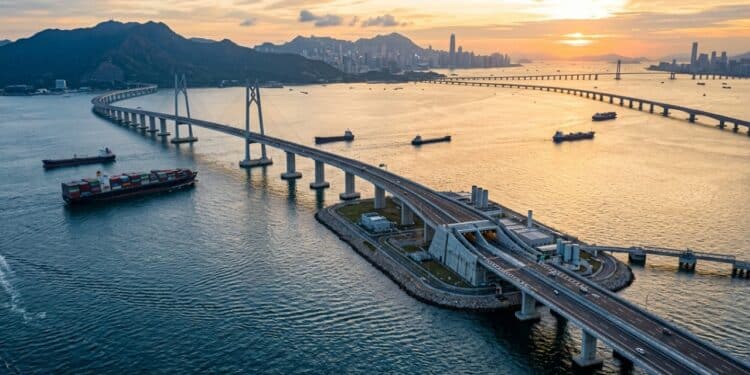 Com investimento de mais de R$ 100 bilhões, China constrói a maior ponte-túnel do mundo com 55 km sobre o mar e túnel submarino de 6,7 km