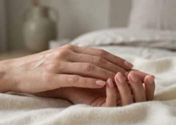 Unhas “Clean Girl” aos 40: a cor estratégica que camufla o cansaço das mãos e alonga os dedos