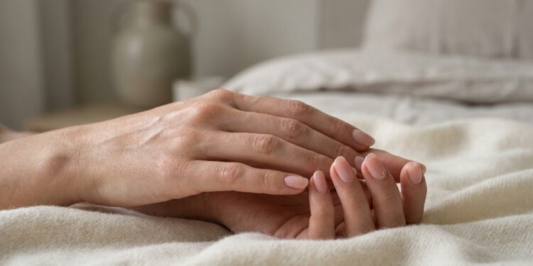 Unhas “Clean Girl” aos 40: a cor estratégica que camufla o cansaço das mãos e alonga os dedos