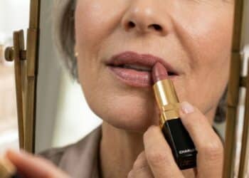 5 batons com efeito lifting que deixam lábios 50+ mais lisos e com aparência renovada