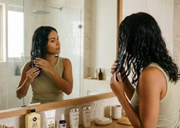 Cabeleireiros concordam: "É preciso aplicar o condicionador antes do shampoo para espaçar as lavagens do cabelo"