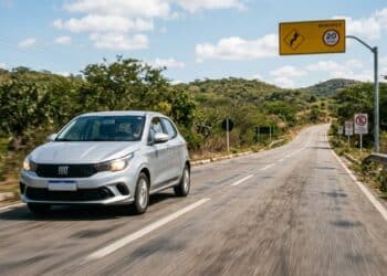 Motoristas podem levar multa e pontos na CNH por esquecer esse detalhe no farol