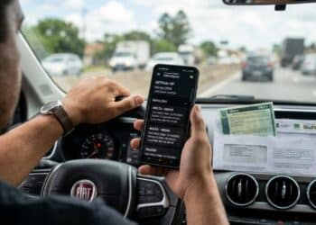Multa será aplicada a motoristas que não estiverem com esses 2 documentos exigidos por lei