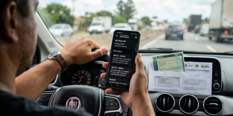 Multa será aplicada a motoristas que não estiverem com esses 2 documentos exigidos por lei