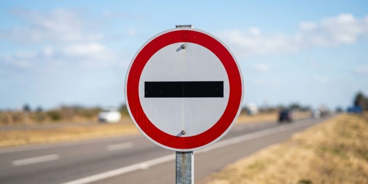 Poucos motoristas sabem o que a placa de trânsito com círculo vermelho e faixa preta significa e por que é usada em todas as rodovias