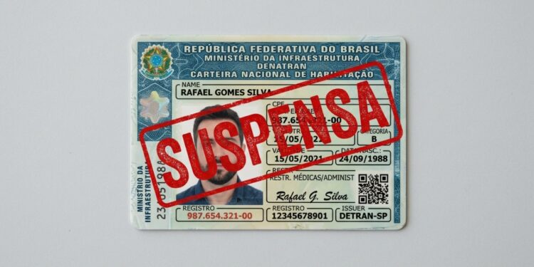 O Governo suspenderá as carteiras de habilitação de todos os indivíduos que não puderem comprovar sua cidadania legal