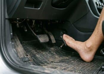 Dirigir descalço dá problema no trânsito? Veja o que diz a regra