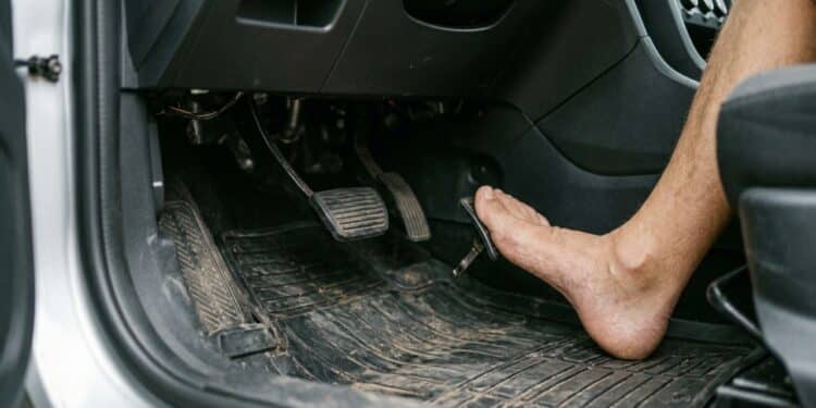 Dirigir descalço dá problema no trânsito? Veja o que diz a regra