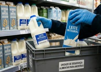 Fraude em leite leva Anvisa a suspender marca popular e alerta atinge consumidores no Brasil