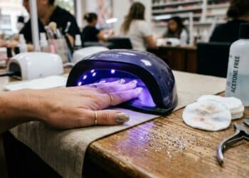 Adeus aos géis e esmaltes com glitter a partir de 1º de maio de 2026