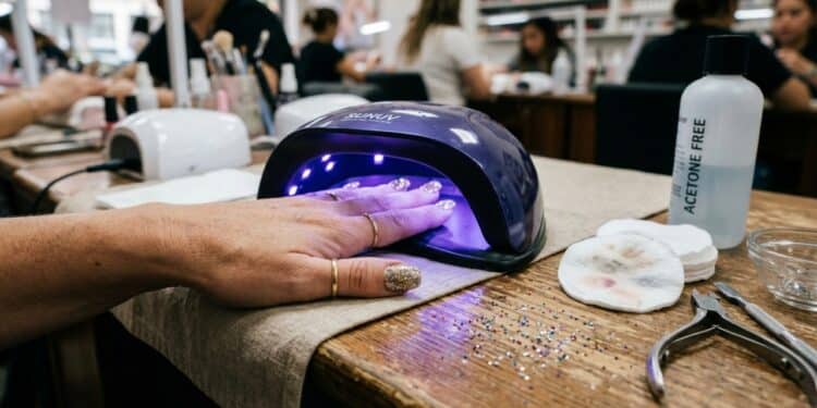 Adeus aos géis e esmaltes com glitter a partir de 1º de maio de 2026