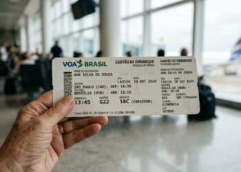 O medo de pagar caro no avião acaba para Seu Carlos quando o Voa Brasil libera sua viagem no sistema