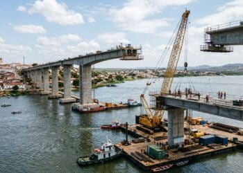 Ponte entre Penedo e Neópolis chega a 50% com 1,18 km e estrutura começa a ganhar forma