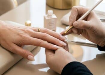 Banho de Noiva nas Unhas: o segredo do corretivo que transforma qualquer esmalte nude