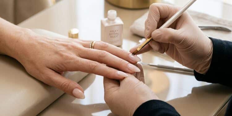 Banho de Noiva nas Unhas: o segredo do corretivo que transforma qualquer esmalte nude