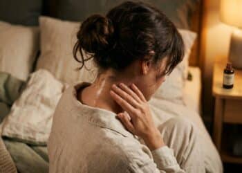 Cronograma de 3 Minutos: Por que usar óleo de alecrim na nuca transforma seu cabelo e seu sono