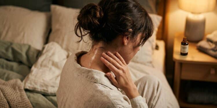 Cronograma de 3 Minutos: Por que usar óleo de alecrim na nuca transforma seu cabelo e seu sono