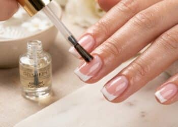 Efeito Glossy Francês: como transformar esmalte fosco em acabamento gel com banho-maria