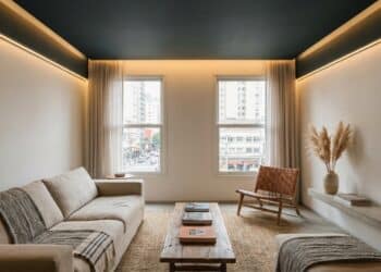 Teto Colorido: Por que pintar o alto da sala de uma cor escura pode “sumir” com o pé-direito baixo