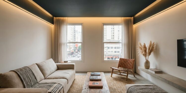 Teto Colorido: Por que pintar o alto da sala de uma cor escura pode “sumir” com o pé-direito baixo