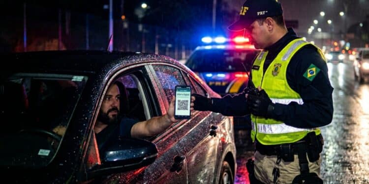 Detran alerta que motoristas sem um destes dois documentos podem receber multa de R$ 880,41 e 7 pontos na carteira
