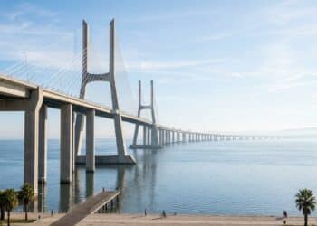 Maior ponte da Europa traz nome de time brasileiro, custou 900 milhões de euros e conecta Portugal ao Brasil