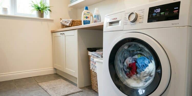 O modo da máquina de lavar roupa que piora o resultado da lavagem e ainda faz você perder mais tempo