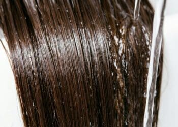 Cabeleireiro revela três erros silenciosos no condicionador que deixam o cabelo opaco depois dos 40