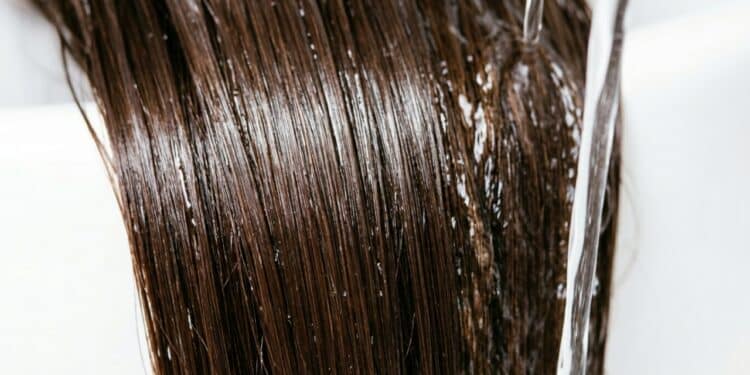 Cabeleireiro revela três erros silenciosos no condicionador que deixam o cabelo opaco depois dos 40