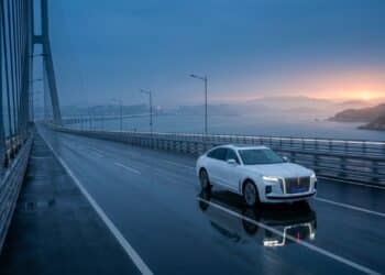 Nova bateria chinesa pode fazer carros elétricos rodarem mais de 1.000 km sem parar para recarregar