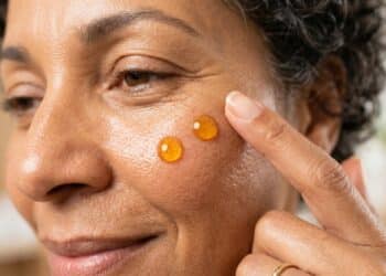 Esse óleo natural estimula colágeno e está transformando a pele de mulheres acima dos 40 anos