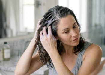 Adeus, cabelos brancos: shampoo tonalizante ganha destaque por cobrir a raiz toda em casa