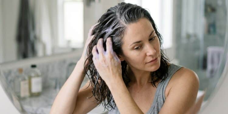 Adeus, cabelos brancos: shampoo tonalizante ganha destaque por cobrir a raiz toda em casa