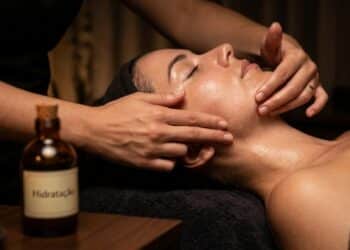 A rotina noturna de skincare que combina drenagem e hidratação para acabar com o rosto cansado de vez