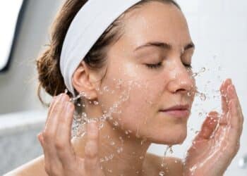 Três erros simples que apagam o brilho da pele depois dos 40 e quase ninguém percebe que está cometendo