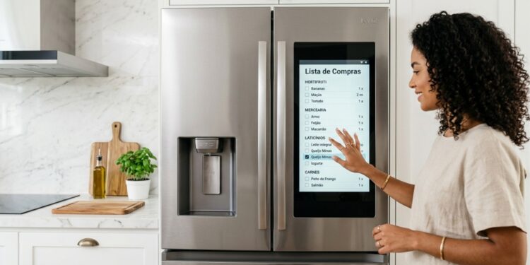 Geladeira com tela e câmera deixa de ser item de filme e vira aposta das marcas para a cozinha