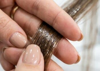 Colorações sem amônia viram queridinhas por esconder os fios brancos e manter o brilho por até 30 lavagens