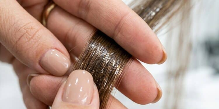 Colorações sem amônia viram queridinhas por esconder os fios brancos e manter o brilho por até 30 lavagens