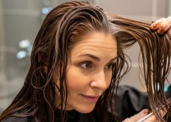 Basta adicionar uma ampola na tintura de cabelo, cobrirá todos os fios grisalhos e garantirá que a cor dure mais tempo