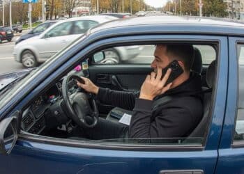 Câmeras de trânsito detectam o uso de celular ao volante e cinto de segurança, entenda onde e como