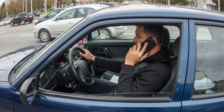 Câmeras de trânsito detectam o uso de celular ao volante e cinto de segurança, entenda onde e como