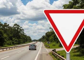 Placa triangular com borda vermelha: o que ela indica e por que exige atenção imediata
