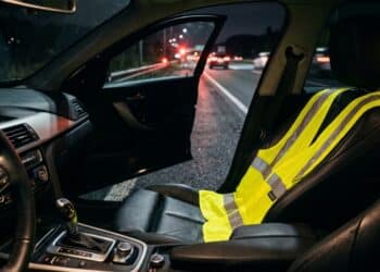 Nova lei traz colete refletivo tramita e obriga montadoras a incluir item em 100% dos carros zero