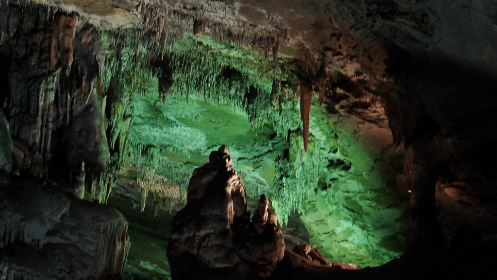 Com rochas de 600 milhões de anos e 200 anos de história, uma caverna iluminada em Minas Gerais parece um sonho