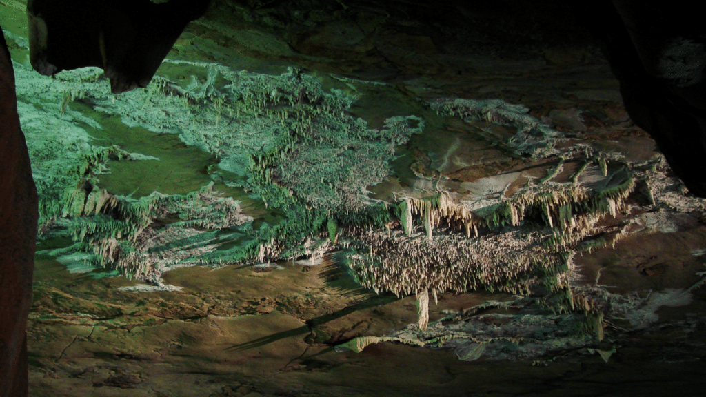 Com rochas de 600 milhões de anos e 200 anos de história, uma caverna iluminada em Minas Gerais parece um sonho