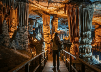 Com rochas de 600 milhões de anos e 200 anos de história, uma caverna iluminada em Minas Gerais parece um sonho