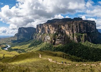 Uma das montanhas mais impressionantes da América do Sul fica a a 2.810 metros na fronteira do Brasil e inspira o cinema