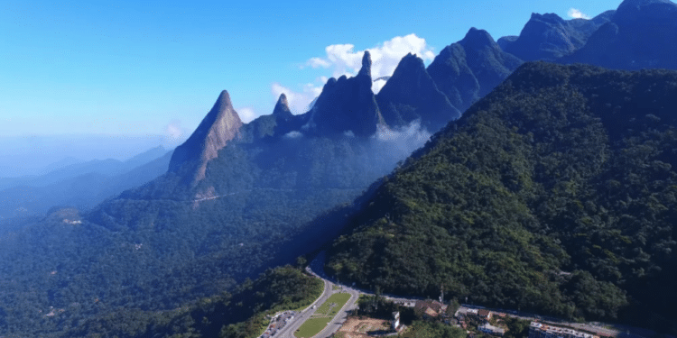 Teresópolis é uma cidade serrana do Rio de Janeiro, famosa pelo clima ameno, natureza e turismo de montanha. // Créditos: YouTube @NanauSolMaior